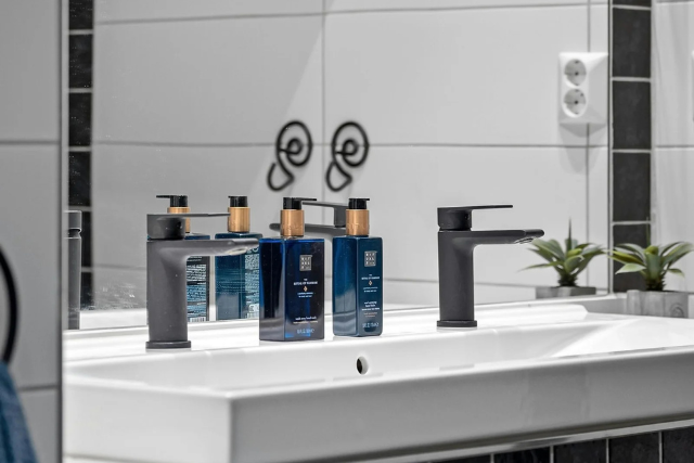 10 Compact Bathroom Design Ideas Recommended by Top Interior Designers