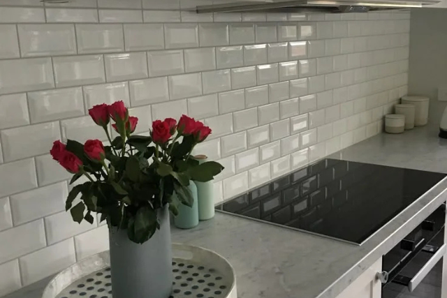 10 Stunning Subway Tile Backsplash Ideas For Your Kitchen Design